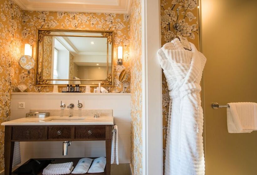 اتاق لوکس با چشم‌انداز دریاچه, Grand Hotel Du Lac   Relais & Châteaux