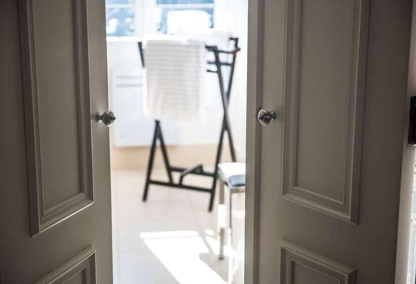 جناح جونيور مطل على المدينة, Grand Hotel Du Lac   Relais & Châteaux