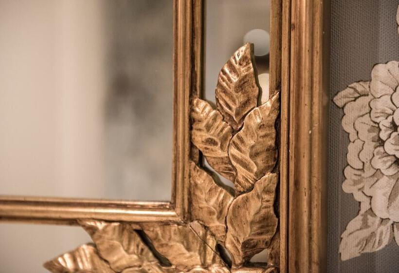 جناح جونيور مطل علي البحيرة, Grand Hotel Du Lac   Relais & Châteaux