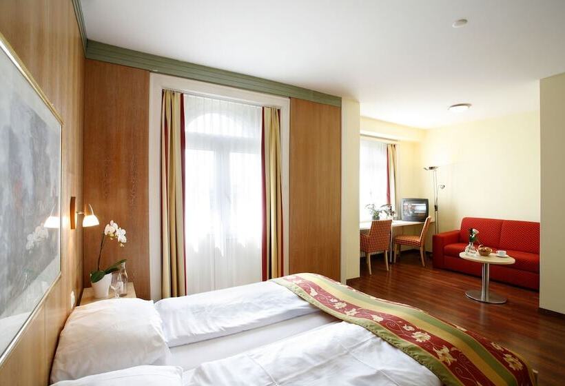 标准三人间, De La Paix