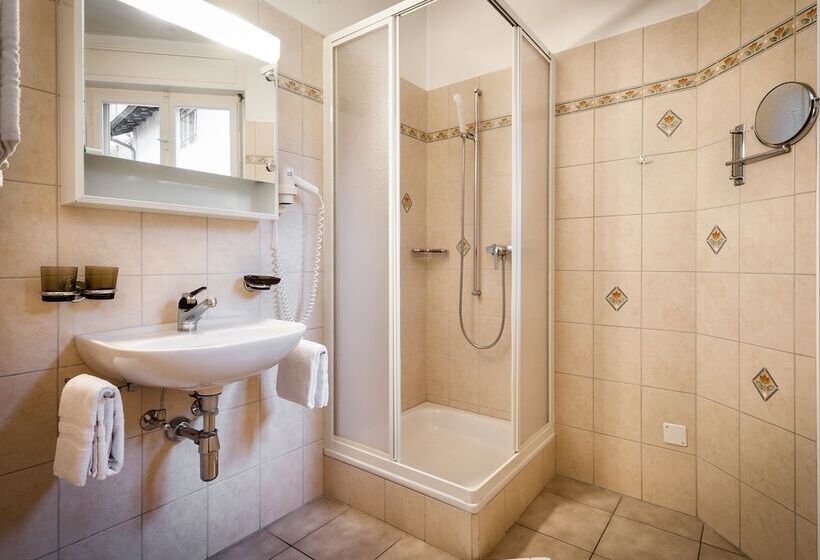 غرفة قياسية ثلاثية, Dell'angelo