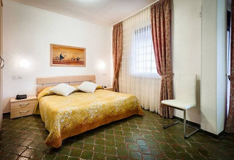 غرفة قياسية ثلاثية, Dell'angelo