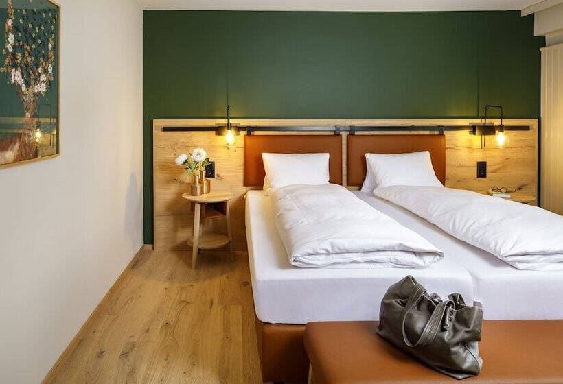 سوئیت جونیور با چشم‌انداز کوهستان, Hirschen Wildhaus