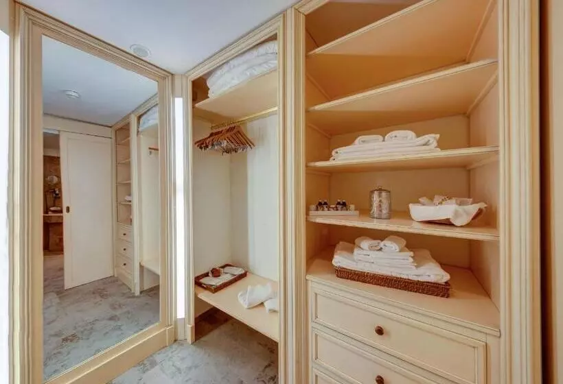 Suite Vue Jardin, Regina