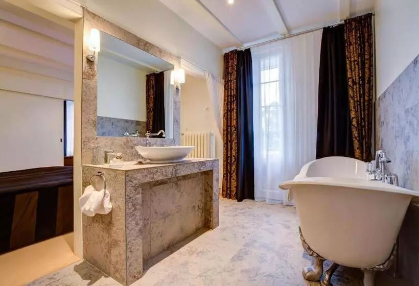 Suite Vue Jardin, Regina
