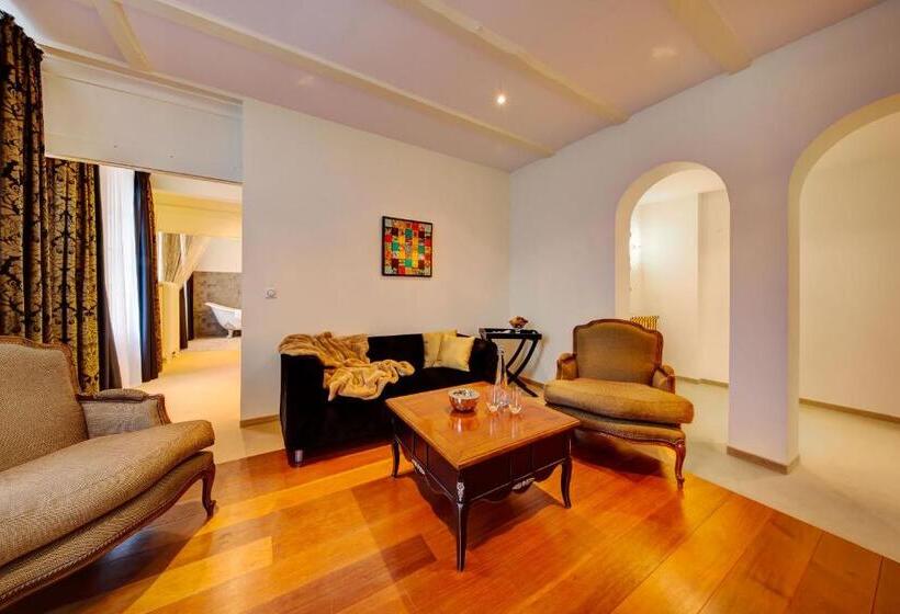 套房带园景, Regina