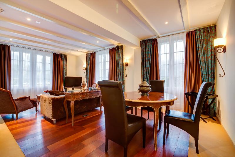 山景套房, Regina