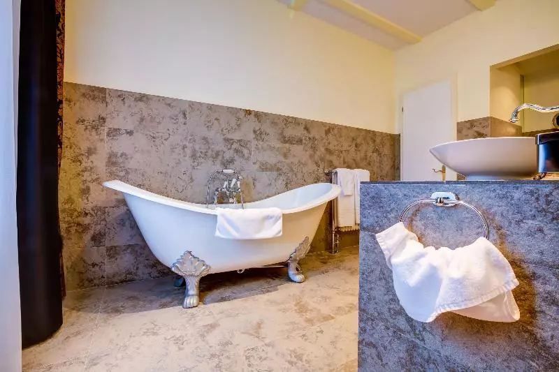 Suite Vue Jardin, Regina