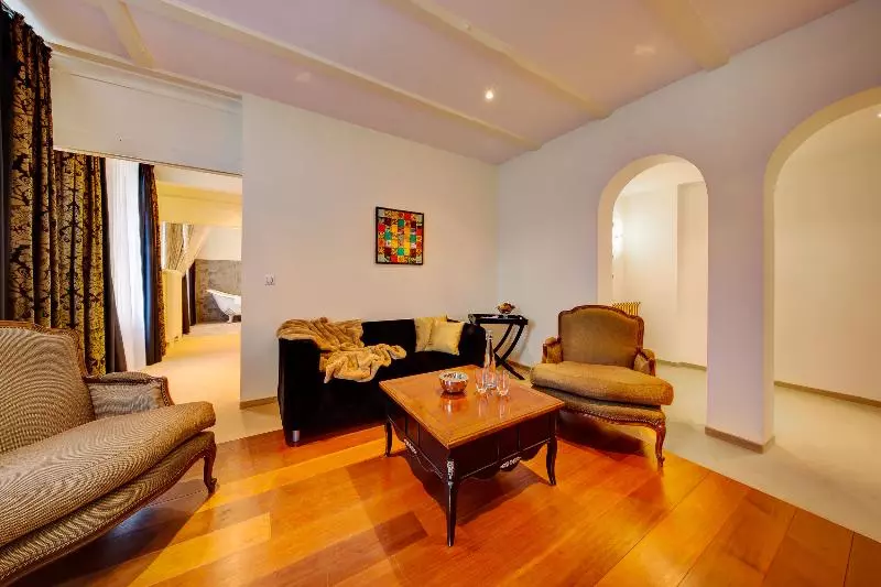 Suite Vue Jardin, Regina