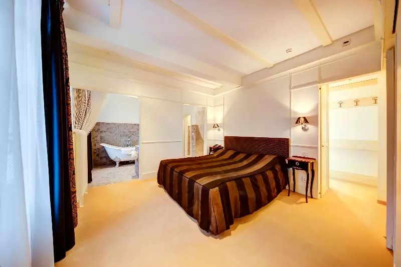 Suite Vue Jardin, Regina