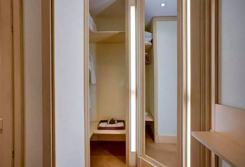 Suite Vue Jardin, Regina