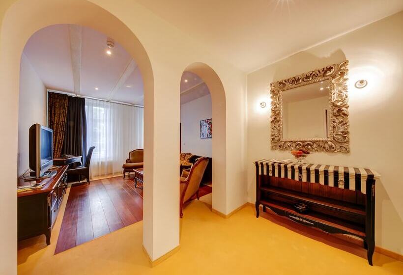 套房带园景, Regina