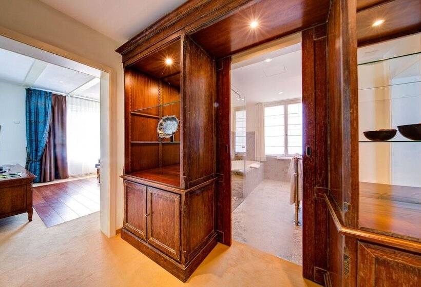 可观景的套房, Regina