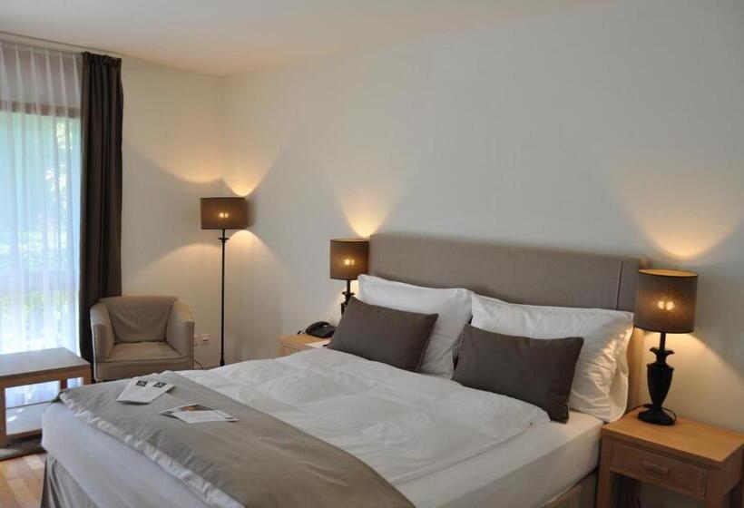 Classic room with balcony, Schloss Hunigen