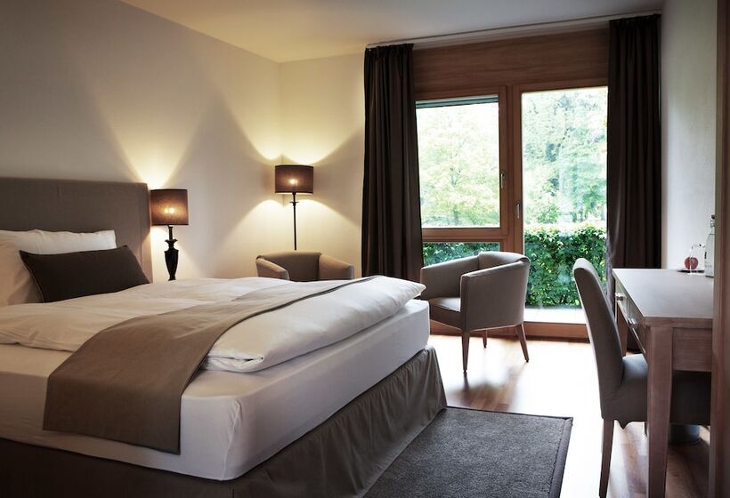 Classic room with balcony, Schloss Hunigen