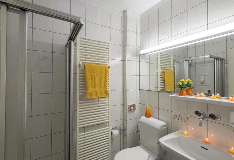 Camera Tripla Standard, Vezia