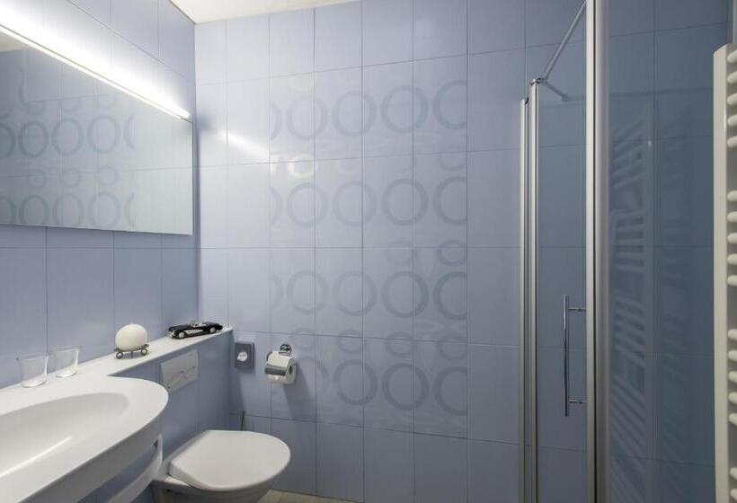 Camera Tripla Standard, Vezia