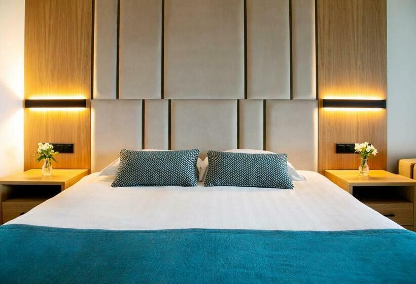 جناح جونيور مطلّ علي البحر, Asterias Beach