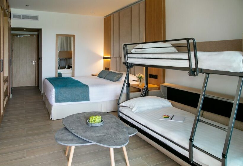 جناح جونيور مطلّ علي البحر, Asterias Beach