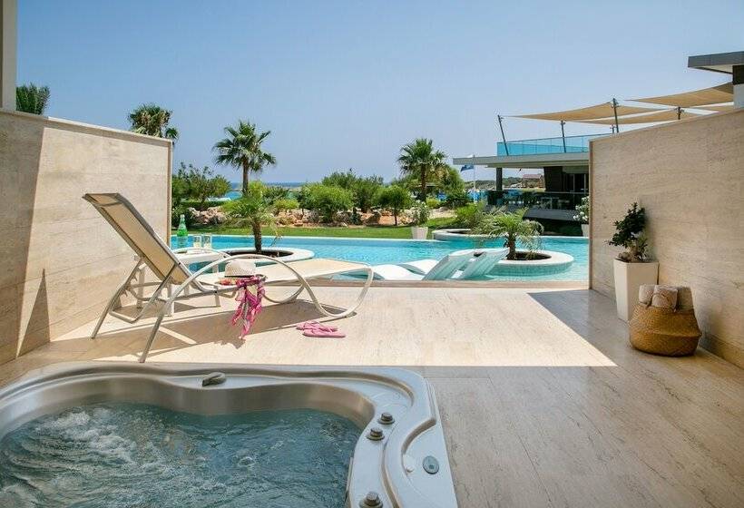 جناح جونيور مطلّ علي البحر, Asterias Beach