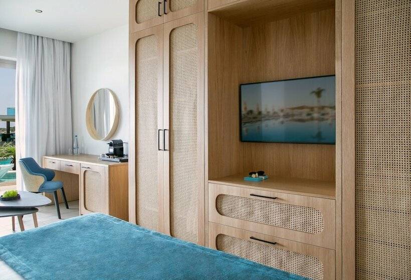 جناح جونيور مطلّ علي البحر, Asterias Beach