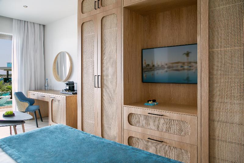 جناح جونيور مطلّ علي البحر, Asterias Beach