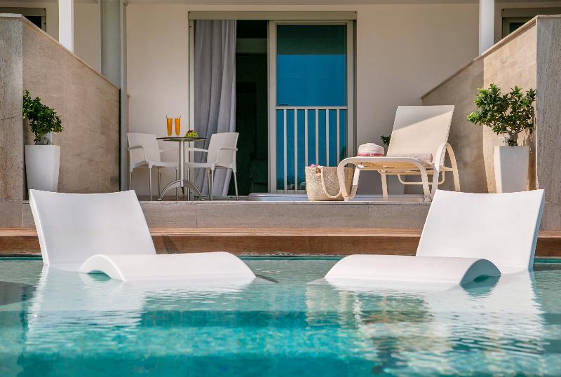 جناح جونيور مطلّ علي البحر, Asterias Beach