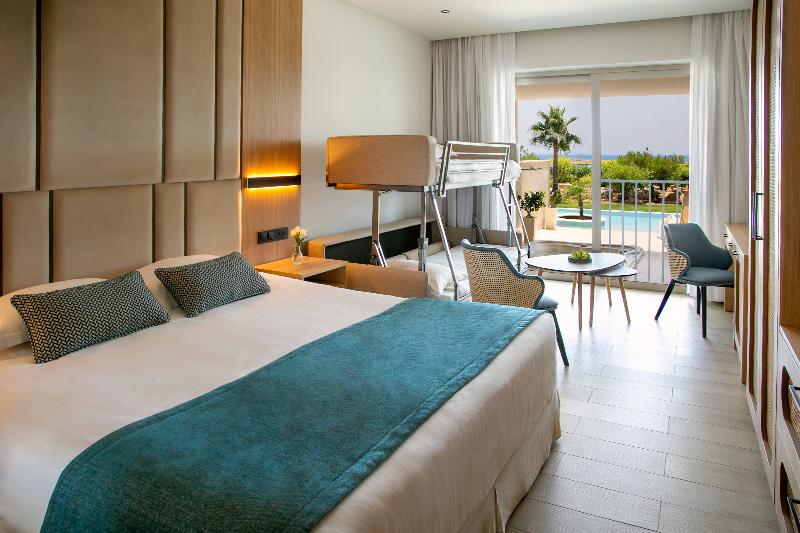 جناح جونيور مطلّ علي البحر, Asterias Beach