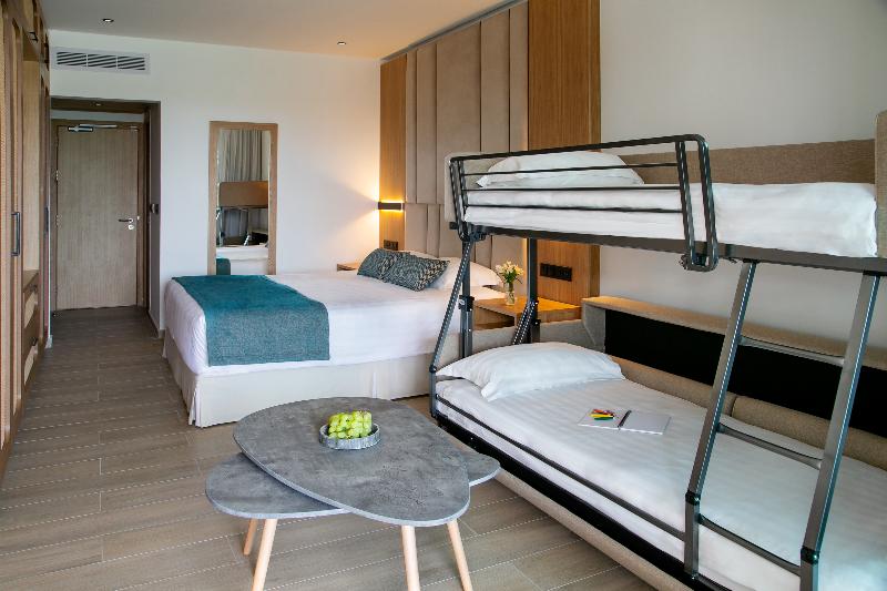 جناح جونيور مطلّ علي البحر, Asterias Beach