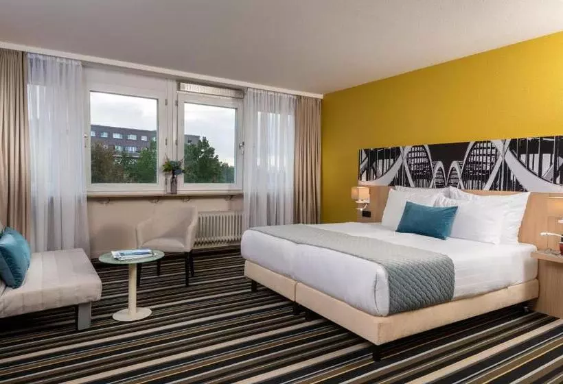 スーペリアトリプルルーム, Leonardo Hotel Hamburg Elbbrücken