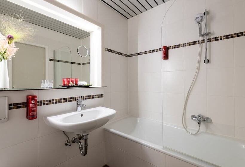 舒适三人间, Leonardo Hotel Hamburg Elbbrücken