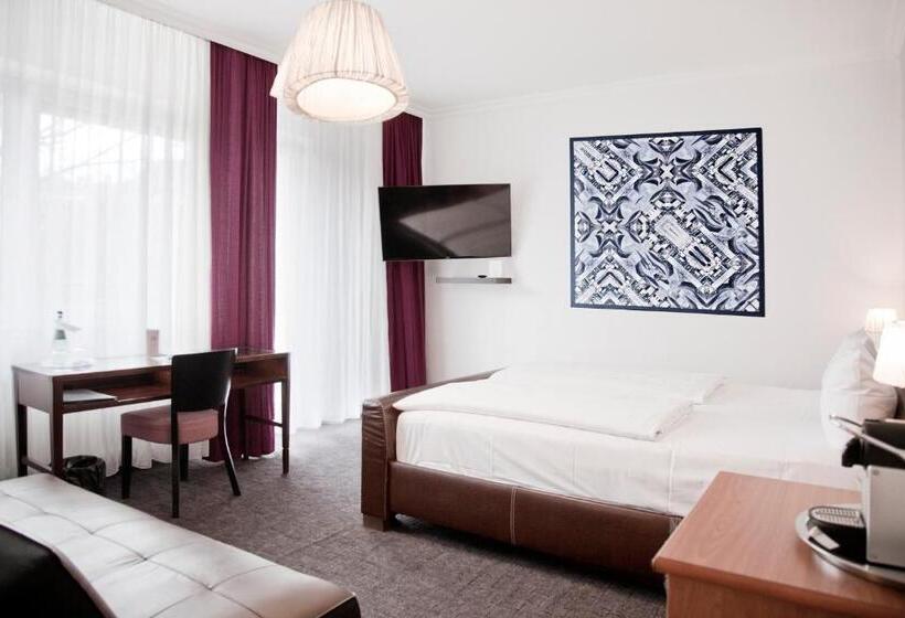 Comfort room with balcony, Les Nations