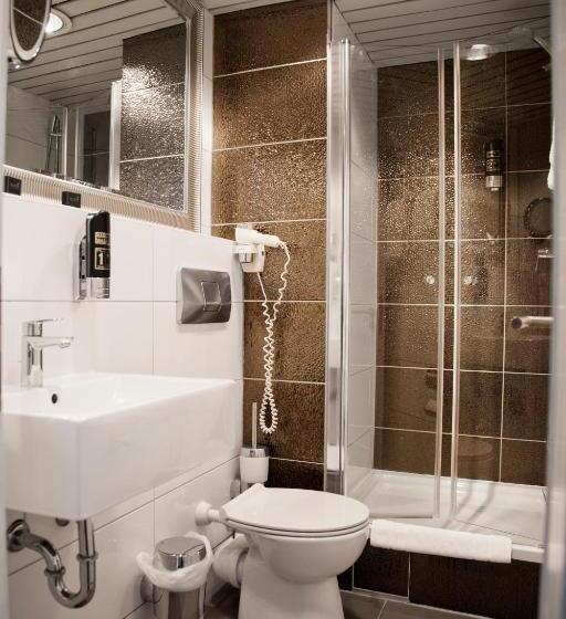 Comfort room with balcony, Les Nations