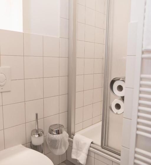 اتاق اکونومی یک تخته, Les Nations