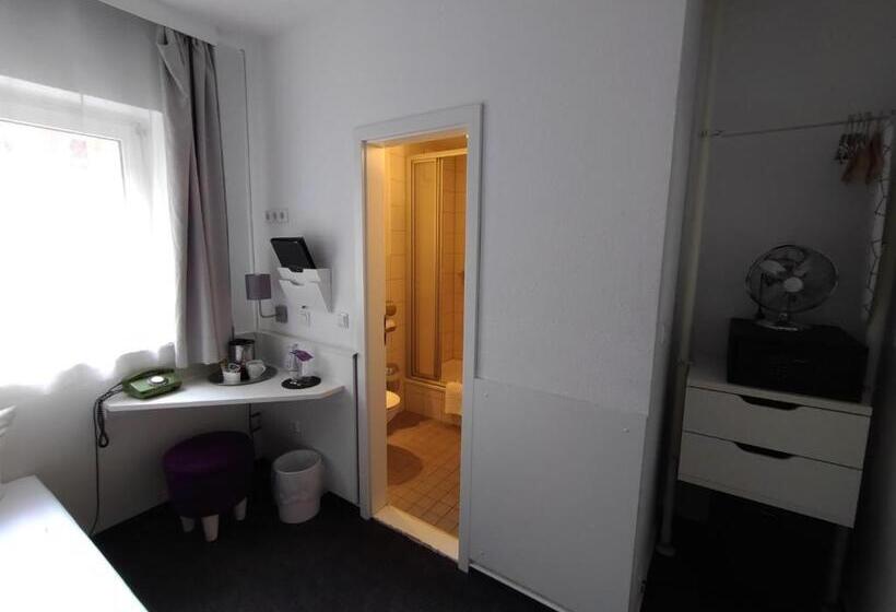 اتاق اکونومی یک تخته, Les Nations