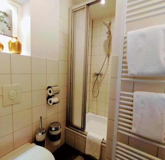 اتاق اکونومی یک تخته, Les Nations