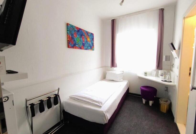 اتاق اکونومی یک تخته, Les Nations