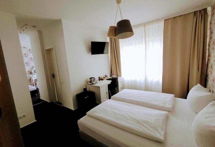 اتاق خانوادگی, Les Nations