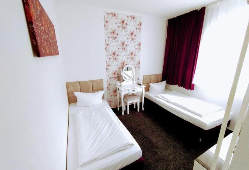 اتاق خانوادگی, Les Nations