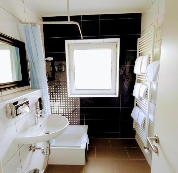 اتاق خانوادگی, Les Nations