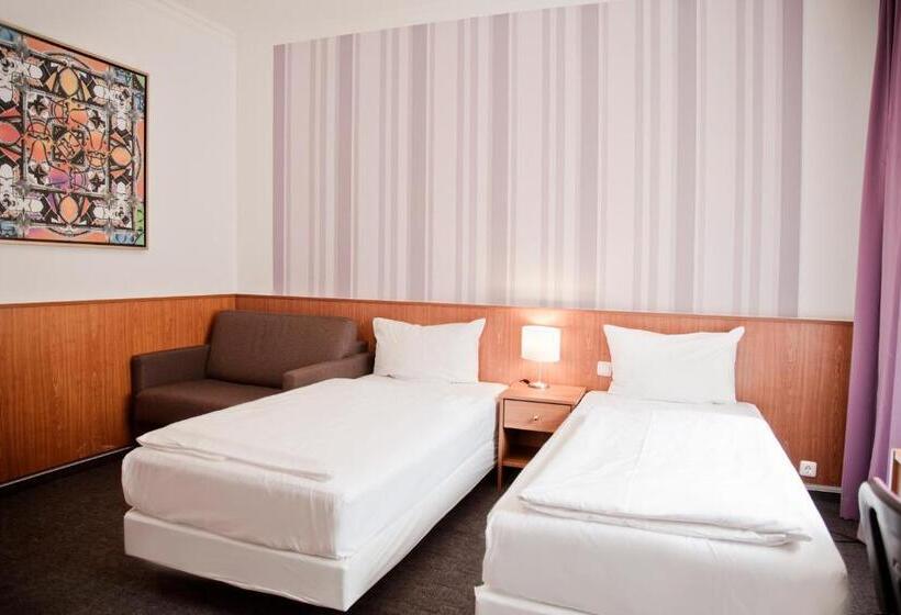 اتاق لوکس, Les Nations