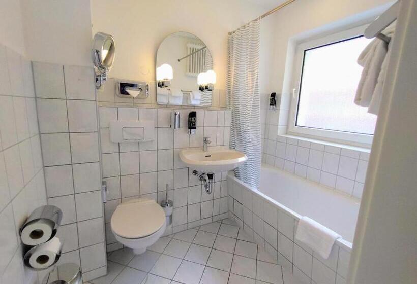 اتاق لوکس, Les Nations