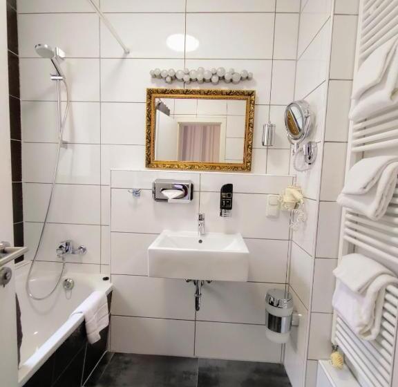 اتاق لوکس, Les Nations