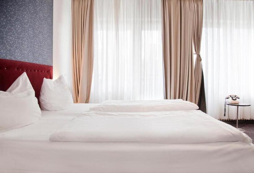 Comfort room with balcony, Les Nations