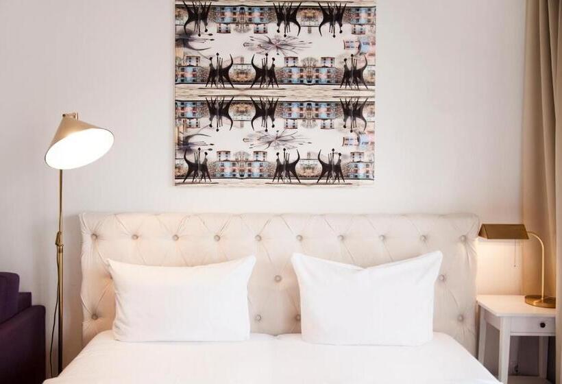 Comfort room with balcony, Les Nations