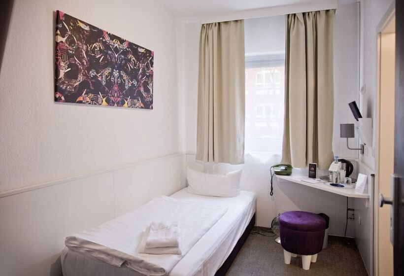 اتاق اکونومی یک تخته, Les Nations