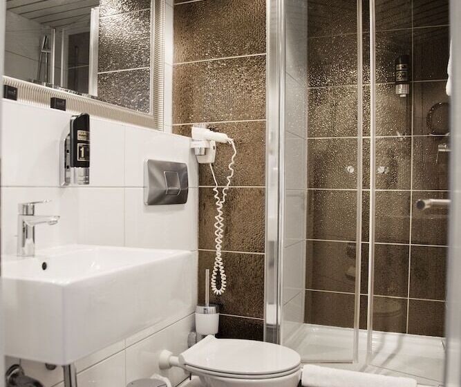 Comfort room with balcony, Les Nations