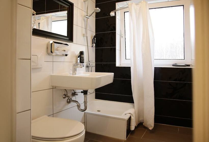 اتاق خانوادگی, Les Nations