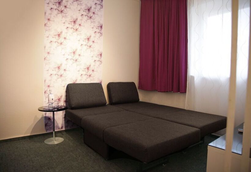 اتاق خانوادگی, Les Nations