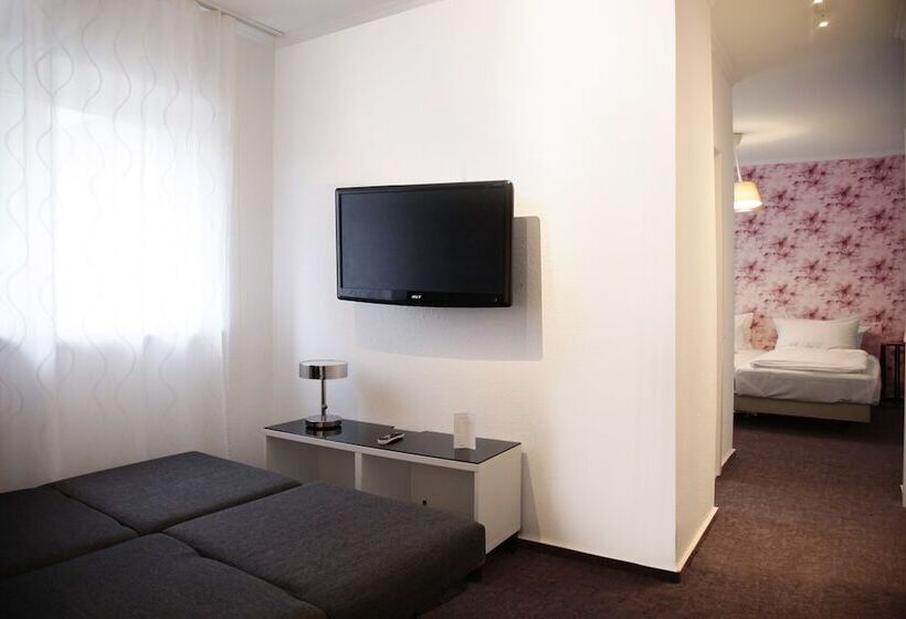 اتاق خانوادگی, Les Nations